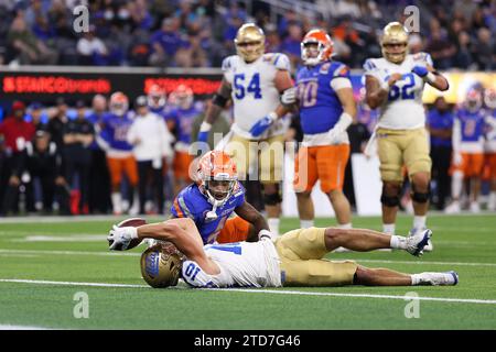 16. Dezember 2023, Los Angeles, Kalifornien, USA: UCLA Wide Receiver RYAN CRAGUN (10) wird während des STARCO Brands LA Bowl 2023, der von Gronk zwischen UCLA und Boise State im SoFi Stadium in Los Angeles, Kalifornien, ausgetragen wird, knapp vor der Endzone angegriffen. (Kreditbild: © Brenton TSE/ZUMA Press Wire) NUR REDAKTIONELLE VERWENDUNG! Nicht für kommerzielle ZWECKE! Stockfoto