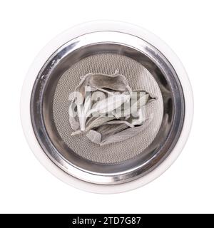 Salbei Blätter auf dem Sieb eines Räucherbrenners, von oben. Getrockneter Salbei, Salvia officinalis, ein graugrünes Kraut mit samtigen Blättern. Stockfoto