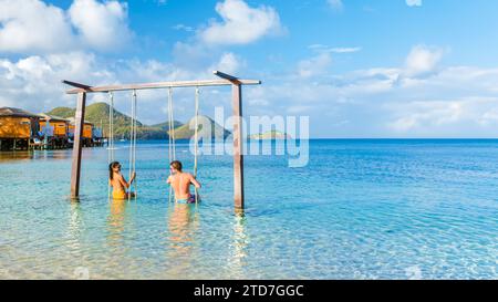 Paar in einer Schaukel am Strand der tropischen Insel St. Lucia oder St. Lucia Karibik, Urlaub. Männer und Frauen auf einem Luxusurlaub Stockfoto