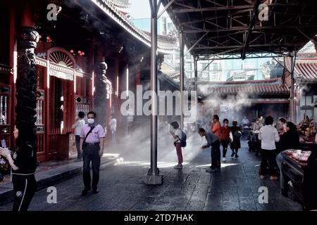 Anbeter im Bangka Lungshan (Longshan) Tempel, Taipeh, Taiwan Stockfoto