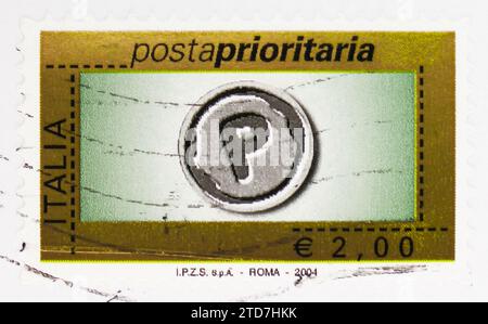 MOSKAU, RUSSLAND - 19. NOVEMBER 2023: In Italien gedruckte Briefmarke zeigt Priority Mail, Serie, ca. 2004 Stockfoto