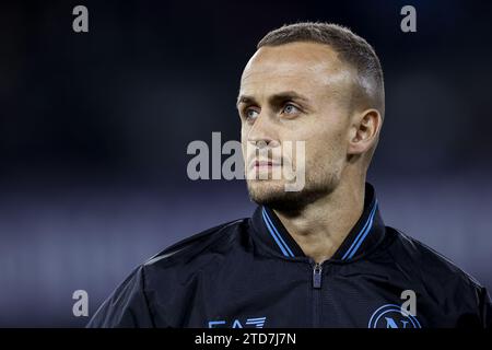 Der slowakische Mittelfeldspieler Stanislav Lobotka sieht beim Fußballspiel der Serie A zwischen dem SSC Napoli und Cagliari im Diego Armando Maradona Stadium in Neapel, Süditalien, am 16. Dezember 2023 an. Stockfoto