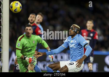 Der nigerianische Stürmer Victor Osimhen der SSC Napoli sieht während des Fußballspiels der Serie A zwischen SSC Napoli und Cagliari im Diego Armando Maradona Stadium in Neapel, Süditalien, am 16. Dezember 2023 an. Stockfoto