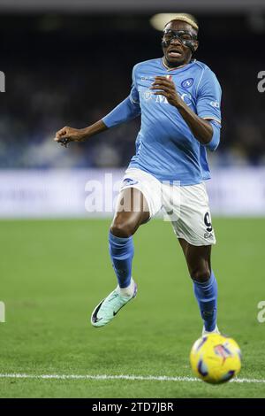 Der nigerianische Stürmer Victor Osimhen der SSC Napoli während des Fußballspiels der Serie A zwischen dem SSC Napoli und Cagliari im Diego Armando Maradona Stadium in Neapel, Süditalien, am 16. Dezember 2023. Stockfoto