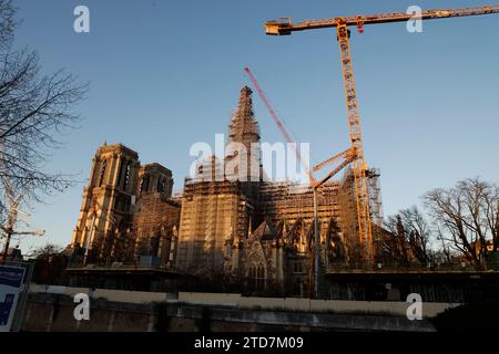 Paris, Frankreich. Dezember 2023. Der neue goldene Hahn mit Reliquien aus dem Brand der Kathedrale vom 15. April 2019 wird mit einem Kran hochgehoben und im Rahmen des Wiederaufbaus auf dem Turm der Kathedrale Notre Dame in Paris, Frankreich, am 16. Dezember 2023 installiert. Quelle: Rit Heize/Xinhua/Alamy Live News Stockfoto