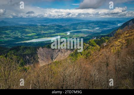 Fantastische Aussicht mit grünem Wald und Fluss Drau vom Berg Golica, Jesenice, Slowenien, Europa Stockfoto