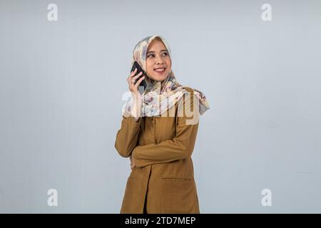 Eine junge indonesische Regierungsangestellte in brauner Uniform. Stockfoto