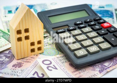 Polnische Zloty-Banknote Holzhaus und Taschenrechner Hintergrundwährung Stockfoto