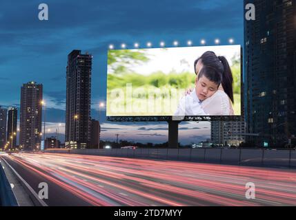 Informationstafel über Familie, Frauen und Kinder, Scheidung auf einer Autobahn in der Stadt mit Platz für Text und Logo. Konzept der Werbung, Bus Stockfoto