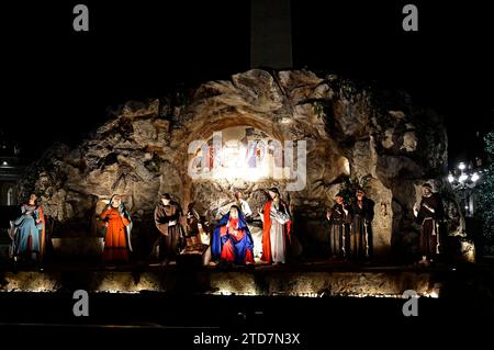 Der Vatikan enthüllte am 9. Dezember 2023 seine diesjährige Weihnachtskrippe zu Ehren des Heiligen Franziskus von Assisi auf dem Petersplatz in Rom. Vatikanstadt, 16.12.2023 *** der Vatikan enthüllte dieses Jahr die Krippe zu Ehren des Heiligen Franziskus von Assisi in St. Peters Platz in Rom am 9. Dezember 2023 Vatikanstadt, 16 12 2023 Foto:XM.xWehnertx/xFuturexImagex vatikan 3211 Stockfoto