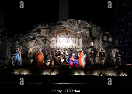 Der Vatikan enthüllte am 9. Dezember 2023 seine diesjährige Weihnachtskrippe zu Ehren des Heiligen Franziskus von Assisi auf dem Petersplatz in Rom. Vatikanstadt, 16.12.2023 *** der Vatikan enthüllte dieses Jahr die Krippe zu Ehren des Heiligen Franziskus von Assisi in St. Peters Platz in Rom am 9. Dezember 2023 Vatikanstadt, 16 12 2023 Foto:XM.xWehnertx/xFuturexImagex vatikan 3210 Stockfoto