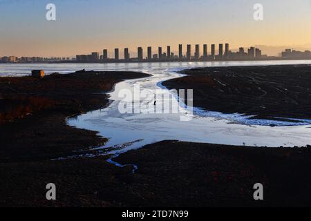 QINGDAO, CHINA - 17. DEZEMBER 2023 - Foto vom 17. Dezember 2023 zeigt Teile der Küste, die über dem Hongdao-Abschnitt von Jiaozh zu frieren begannen Stockfoto