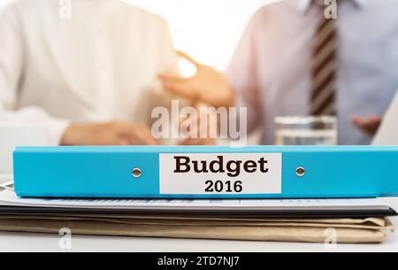 Budget 2016 Dokumentenordner mit Managern und Führungskräften im Besprechungsraum. Budgetverwaltung. Budgetplan-Konzept. Stockfoto