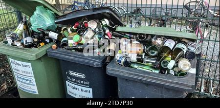 Müllcontainer voller Glasflaschen mit Alkohol Müllcontainer voller Glasflaschen mit Alkohol *** Müllcontainer voller Glasflaschen mit Alkohol Müllcontainer voller Glasflaschen mit Alkohol Stockfoto