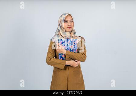 Eine junge indonesische Regierungsangestellte in brauner Uniform. Stockfoto