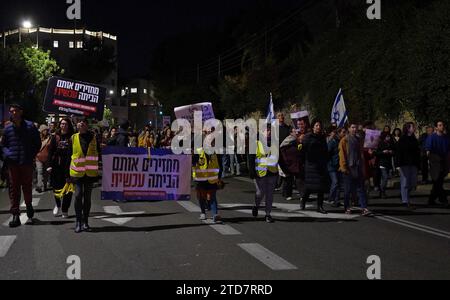 Die Demonstranten halten Zeichen, während sie während einer Demonstration marschieren, die die Freilassung israelischer Geiseln fordert, die seit dem Angriff der Hamas am 16. Dezember 2023 in Jerusalem in Gaza festgehalten wurden. Am Freitag sagte die IDF, dass ihre Truppen versehentlich drei Geiseln getötet haben, die in Gaza festgehalten wurden, als sie sie fälschlicherweise als potenzielle Bedrohungen identifizierten. Yotam Haim, Samer Talalka und Alon Shamriz wurden am 7. Oktober von Hamas-Kämpfern aus Süd-Israel entführt und in den Gazastreifen zurückgebracht. Stockfoto