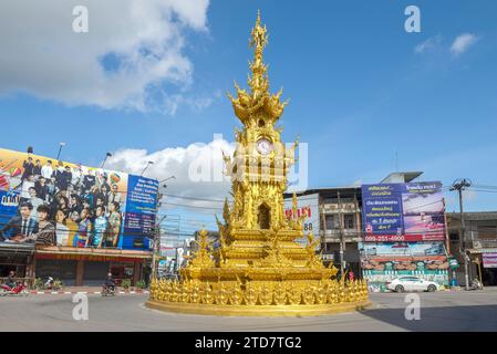 CHIANG RAI, THAILAND - 15. DEZEMBER 2018: Uhrenturm im Stadtbild an einem sonnigen Tag Stockfoto