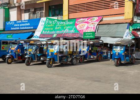 CHIANG RAI, THAILAND - 17. DEZEMBER 2018: Gruppe von Tuk-Tuks (traditionelles Stadttaxi), die an einem sonnigen Tag auf Passagiere warten Stockfoto