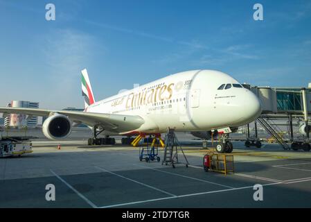 DUBAI, VAE - 02. FEBRUAR 2020: Airbus A380-800 der Emirates Airlines am Flughafen Dubai an einem sonnigen Morgen Stockfoto