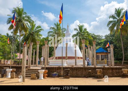 MIHINTALE, SRI LANKA - 05. FEBRUAR 2020: Sonniger Tag an der alten buddhistischen Stupa Ambastala Dagobah (Sila Cetiya) auf dem Mango-Plateau Stockfoto