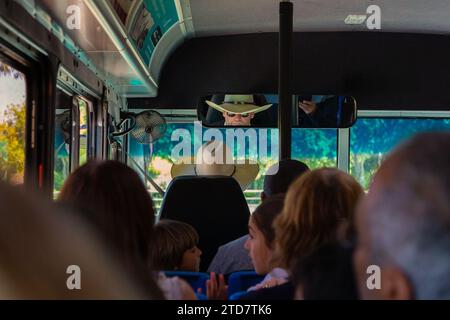 San Simeon, Kalifornien, USA - 2. April 2017 - Blick aus dem Bus mit Passagieren. Bus mit Passagieren wie Reisen. Konzept einer Langstreckenreise nach Amerika oder einer kostengünstigen lokalen Tour nach Land Stockfoto