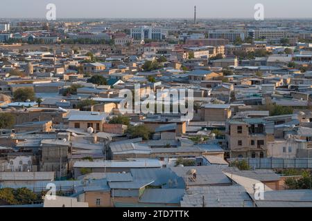 BUCHARA, USBEKISTAN - 09. September 2022: Sonniger Abend im September über den Dächern des alten Buchara Stockfoto