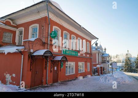 MYSCHKIN, RUSSLAND - 07. JANUAR 2023: Altes Gebäude einer städtischen Apotheke an einem frostigen Januartag Stockfoto