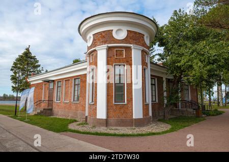 KRONSTADT, RUSSLAND - 16. SEPTEMBER 2023: Das alte Gebäude des Wachhauses mit einem runden Turm im Park „Insel der Festungen“ an einem Septembertag Stockfoto