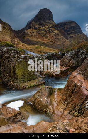 Der Fluss Coe dreht sich durch Glencoe, Schottland Stockfoto
