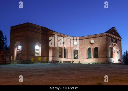 LAKHDENPOHYA, RUSSLAND - 6. OKTOBER 2023: Museum Stadt der Engel (die alte lutherische Kirche von Yakkima) an einer Oktobernacht Stockfoto