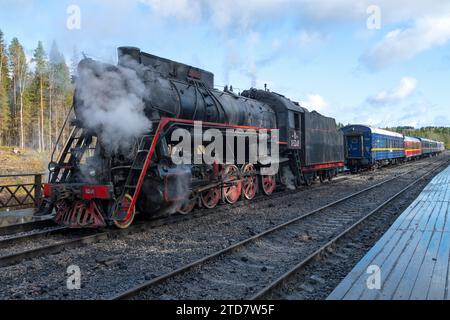 RUSKEALA, RUSSLAND - 06. OKTOBER 2023: Alte Dampflokomotive L-5248 (Baureihe L, Lebedjanka) im touristischen Retrozug Ruskeala Express auf dem Bahnhof Stockfoto