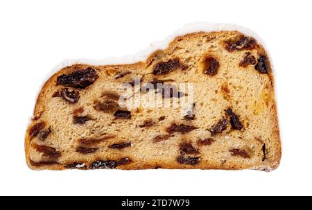Ein Stück süßer Stollen, isoliert auf weißem Hintergrund. Ausschnitt aus traditionellem deutschem Weihnachtsbrot aus Nüssen, Gewürzen und getrockneten Früchten. Nahaufnahme. Stockfoto