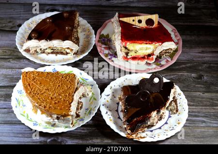 Ein Geburtstagskuchen, vier verschiedene Viertel schaumige Sahne Kuchen für Feiern, Kekse und Sahne, Haselnussschokolade Aufstrich, Beeren, Schokolade, Caram Stockfoto