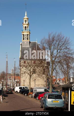 Historischer Wehrturm am Hafeneingang von Hoorn in den Niederlanden. Stockfoto