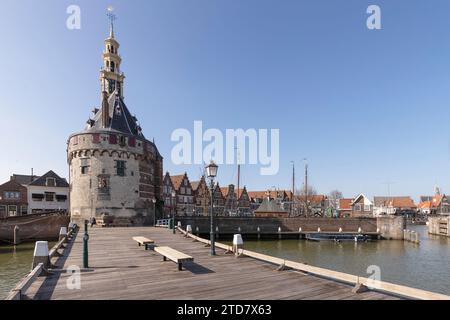 Mittelalterlicher Wehrturm und Hafen in der mittelalterlichen niederländischen Stadt Hoorn. Stockfoto