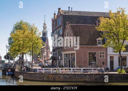 Historische Häuser und Hoofdtoren Turm im alten Hafen der malerischen mittelalterlichen niederländischen Stadt Hoorn. Stockfoto