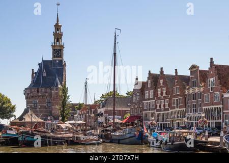 Historischer Turm und Häuser im alten Hafen der malerischen mittelalterlichen niederländischen Stadt Hoorn. Stockfoto