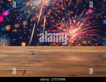 Schöner brauner Holztisch oder Schreibtischboden, kleine glänzende Oberfläche, perspektivische Aussicht, der Hintergrund des unscharfen Himmels mit Feuerwerk. Leerzeichen für Stockfoto