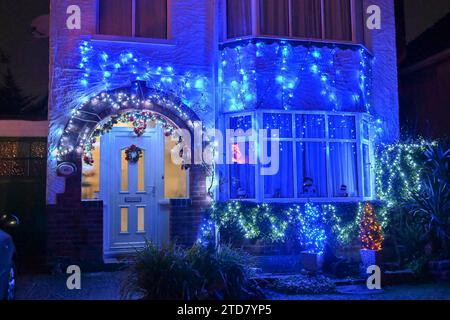 Poole, Dorset, Großbritannien. Dezember 2023. Eine der festlichsten Straßen Großbritanniens an der Runton Road in Poole, Dorset, wo die meisten Häuser mit bunten Weihnachtslichtern dekoriert sind, um Geld für wohltätige Zwecke zu sammeln. Die beleuchteten Weihnachtsausstellungen werden seit etwa zwanzig Jahren von den Bewohnern organisiert und sammeln Spenden der vielen Besucher für lokale Wohltätigkeitsorganisationen. Bildnachweis: Graham Hunt/Alamy Live News Stockfoto