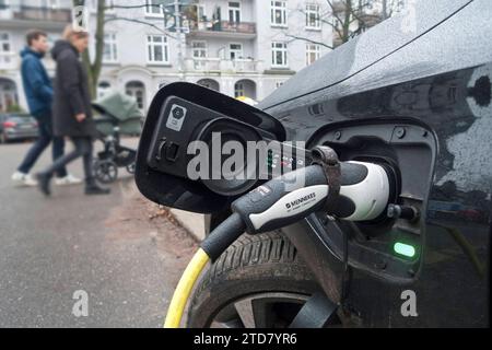 Ladekabel im Ladesteccker Ladestation Schnellladestation Ladesäule Ladepunkt für Elektroauto Elektromobilität E-Auto aufgeladen Ladekabel Fahrzeugstecker Strom Stromauto Stromer Stromsäule Stromtankstelle Elektrizität Elektro-Mobilität Technologie aufgeladen Stromnetz Hamburg GmbH Nachhaltigkeit, Umweltfreundlichkeit, Zukunft, Elektrofahrzeug, Ladetechnologie, Fortschritt, grüne Energie, umweltbewusst, Elektroautoinfrastruktur, Ladegeschwindigkeit, umweltfreundliche Mobilität, Ladegerät, Ladestationen-Netzwerk, Ladegeschwindigkeit, Elektrofahrzeugaufladung, energiequelle, n Stockfoto