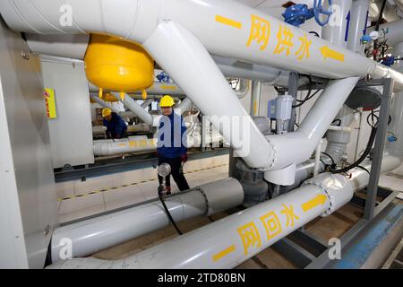 ZAOZHUANG, CHINA - 17. DEZEMBER 2023 - Ein Mitarbeiter überprüft den Betrieb der Heizgeräte an der Wärmeaustauschstation der Gemeinde Wantai Garden Stockfoto