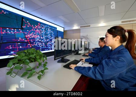 ZAOZHUANG, CHINA - 17. DEZEMBER 2023 - Arbeiter überwachen die Wärmeversorgung von Wohngemeinden und -Einheiten in einer Wärmeversorgungszentrale in Zaozhua Stockfoto