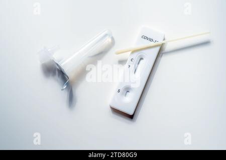 Schnelltest-Kit für covid-19 mit Nasenabstrich, Flüssigkeit und Diagnosewerkzeug zum Nachweis von Coronavirus, Gesundheitsfürsorge zu Hause, heller Hintergrund, Kopierraum, Stockfoto