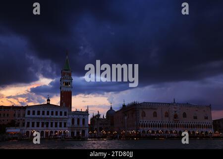 Venedig, Campanile, Dogenpalast, Panorama, Skyline, Lagune, Wolken, Promenade mit Gewitterwolken über Venedig Stockfoto
