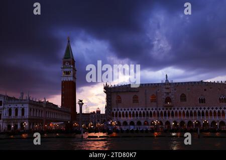 Venedig, Campanile, Dogenpalast, Panorama, Skyline, Lagune, Wolken, Promenade mit Gewitterwolken über Venedig Stockfoto