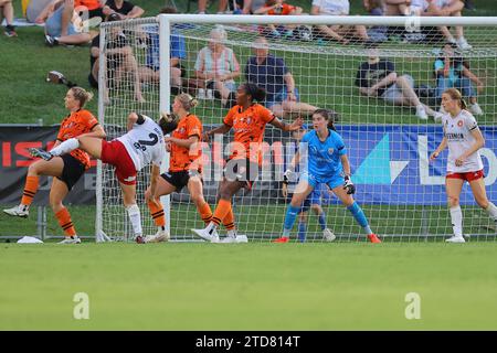 Perry Park, Queensland, Australien, 17. Dezember 2023: Brisbane verteidigt eine Ecke während des Spiels der Liberty A League zwischen Brisbane Roar FC und Western Sydney Wanderers FC im Perry Park, Brisbane, Australien. (Matthew Starling / SPP) Stockfoto