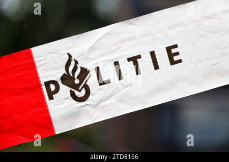 Rotes und weißes Band der niederländischen Polizei (politie) beim Vorfall in den Niederlanden Stockfoto