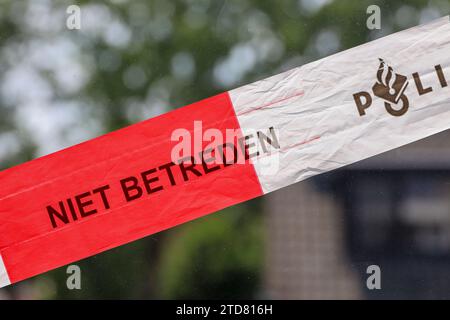Rotes und weißes Band der niederländischen Polizei (politie) beim Vorfall in den Niederlanden Stockfoto