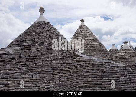 Die Trulli von Alberobello. Die Trulli sind weltweit für ihre charakteristische Schönheit und Einzigartigkeit berühmt Stockfoto