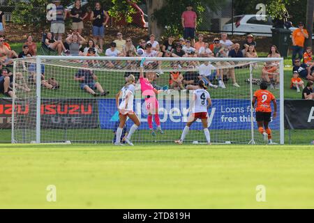 Perry Park, Queensland, Australien, 17. Dezember 2023: Rettung durch Torhüter Sham Khamis (20 Sydney) während des Liberty A League Spiels zwischen Brisbane Roar FC und Western Sydney Wanderers FC in Perry Park, Brisbane, Australien. (Matthew Starling / SPP) Stockfoto